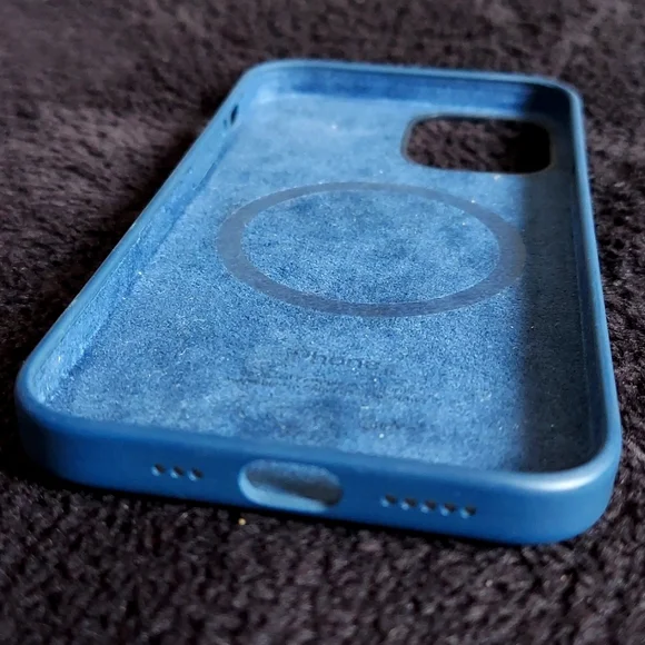 Genuine Apple Blue iPhone 12/12 Pro MagSafe Silicone Case Deep Navy. - Picture 4 of 10